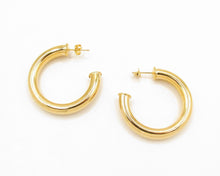 Cargar imagen en el visor de la galería, ARGOLLAS GRUESAS GRANDES ENCHAPADAS EN ORO 37 MM