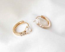 Cargar imagen en el visor de la galería, ARGOLLAS CORAZON CIRCON ENCHAPADAS EN ORO