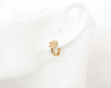 Cargar imagen en el visor de la galería, AROS ARGOLLAS FLOR CIRCONES ENCHAPADO EN ORO 16 MM