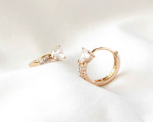 Cargar imagen en el visor de la galería, ARGOLLAS CORAZON CIRCON ENCHAPADAS EN ORO