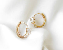 Cargar imagen en el visor de la galería, ARGOLLAS CORAZON CIRCON ENCHAPADAS EN ORO