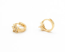 Cargar imagen en el visor de la galería, AROS ARGOLLAS FLOR CIRCONES ENCHAPADO EN ORO 16 MM