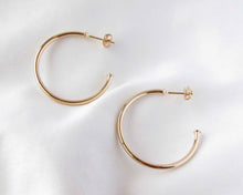 Cargar imagen en el visor de la galería, ARGOLLAS VIENA ENCHAPADAS EN ORO
