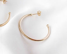 Cargar imagen en el visor de la galería, ARGOLLAS VIENA ENCHAPADAS EN ORO