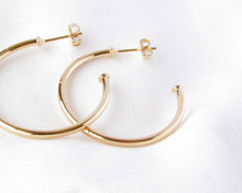 Cargar imagen en el visor de la galería, ARGOLLAS VIENA ENCHAPADAS EN ORO