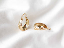Cargar imagen en el visor de la galería, ARGOLLAS BOTE TRIVAL ENCHAPADAS EN ORO