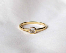 Cargar imagen en el visor de la galería, ANILLO TRADICIONAL SOLITARIO  ENCHAPADO EN ORO