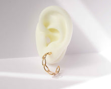 Cargar imagen en el visor de la galería, ARGOLLAS CADENA ENCHAPADA EN ORO