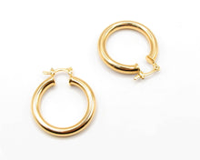 Cargar imagen en el visor de la galería, ARGOLLAS TUBO 28MM ENCHAPADAS EN ORO