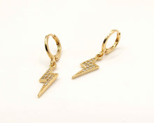Cargar imagen en el visor de la galería, RAYO DE CIRCONES COLGANTE ENCHAPADO EN ORO