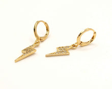 Cargar imagen en el visor de la galería, RAYO DE CIRCONES COLGANTE ENCHAPADO EN ORO