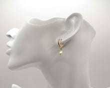Cargar imagen en el visor de la galería, ARGOLLAS PERLA DE RIO ENCHAPADO EN ORO