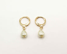 Cargar imagen en el visor de la galería, ARGOLLAS PERLA DE RIO ENCHAPADO EN ORO