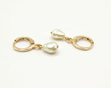 Cargar imagen en el visor de la galería, ARGOLLAS PERLA DE RIO ENCHAPADO EN ORO