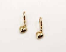 Cargar imagen en el visor de la galería, ARGOLLAS CORAZÓN COLGANTE ENCHAPADO EN ORO