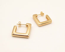 Cargar imagen en el visor de la galería, ARGOLLAS CUADRADAS THICK ENCHAPADAS EN ORO