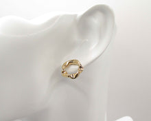 Cargar imagen en el visor de la galería, ARGOLLAS AMANDA ENCHAPADA EN ORO