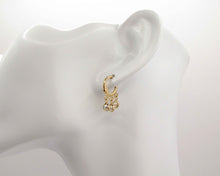 Cargar imagen en el visor de la galería, ARGOLLAS TRES PERLAS ENCHAPADAS EN ORO