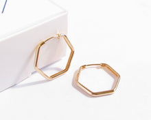 Cargar imagen en el visor de la galería, ARGOLLAS HEXAGONO ENCHAPADAS EN ORO