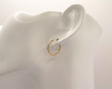 Cargar imagen en el visor de la galería, ARGOLLAS BASICAS TRENZADAS ENCHAPADAS EN ORO