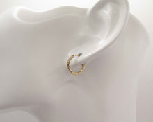 Cargar imagen en el visor de la galería, ARGOLLAS BASICAS TRENZADAS ENCHAPADAS EN ORO