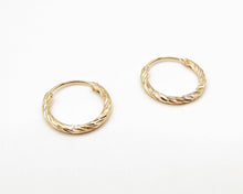Cargar imagen en el visor de la galería, ARGOLLAS BASICAS TRENZADAS ENCHAPADAS EN ORO