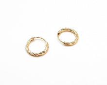 Cargar imagen en el visor de la galería, ARGOLLAS BASICAS TRENZADAS ENCHAPADAS EN ORO