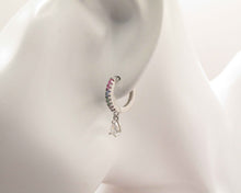 Cargar imagen en el visor de la galería, ARGOLLAS GOTA COLOR ENCHAPADAS EN ORO BLANCO