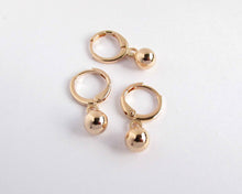 Cargar imagen en el visor de la galería, ARGOLLAS & ESFERA TRADICIONAL ENCHAPADO EN ORO