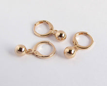 Cargar imagen en el visor de la galería, ARGOLLAS & ESFERA TRADICIONAL ENCHAPADO EN ORO