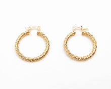 Cargar imagen en el visor de la galería, ARGOLLAS TWIST MEDIANAS ENCHAPADAS EN ORO