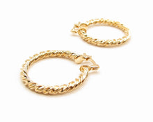 Cargar imagen en el visor de la galería, ARGOLLAS TWIST MEDIANAS ENCHAPADAS EN ORO