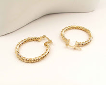 Cargar imagen en el visor de la galería, ARGOLLAS TWIST MEDIANAS ENCHAPADAS EN ORO