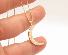 Cargar imagen en el visor de la galería, COLLAR LUNA MEDIANO ENCHAPADO EN ORO