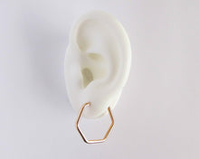 Cargar imagen en el visor de la galería, ARGOLLAS HEXAGONO ENCHAPADAS EN ORO