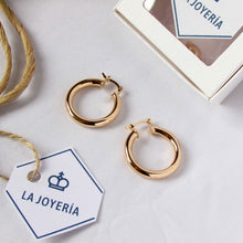 Cargar imagen en el visor de la galería, ARGOLLAS TUBO 28MM ENCHAPADAS EN ORO