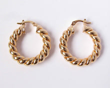 Cargar imagen en el visor de la galería, ARGOLLAS TRENZADAS BIG ENCHAPADAS EN ORO
