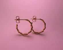 Cargar imagen en el visor de la galería, ARGOLLAS ENTRELAZADAS ENCHAPADO EN ORO