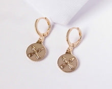 Cargar imagen en el visor de la galería, ARGOLLAS ARROW ENCHAPADAS EN ORO