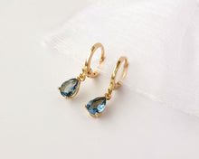 Cargar imagen en el visor de la galería, ARGOLLAS GOTA COLOR ENCHAPADAS EN ORO