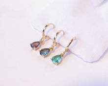 Cargar imagen en el visor de la galería, ARGOLLAS GOTA COLOR ENCHAPADAS EN ORO