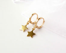 Cargar imagen en el visor de la galería, ARGOLLAS ESTRELLA ENCHAPADAS EN ORO