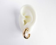 Cargar imagen en el visor de la galería, ARGOLLAS STUD LISAS ENCHAPADAS EN ORO