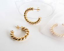 Cargar imagen en el visor de la galería, ARGOLLAS TRENZADAS BIG ENCHAPADAS EN ORO