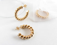 Cargar imagen en el visor de la galería, ARGOLLAS TRENZADAS BIG ENCHAPADAS EN ORO