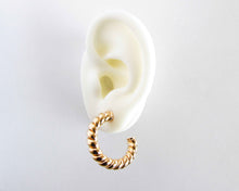 Cargar imagen en el visor de la galería, ARGOLLAS TRENZADAS BIG ENCHAPADAS EN ORO