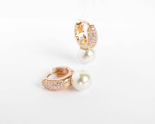 Cargar imagen en el visor de la galería, ARGOLLAS PERLA ENCHAPADAS EN ORO