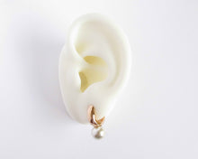 Cargar imagen en el visor de la galería, ARGOLLAS PERLA ENCHAPADAS EN ORO