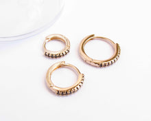 Cargar imagen en el visor de la galería, ARGOLLAS BLACK ENCHAPADAS EN ORO