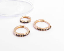 Cargar imagen en el visor de la galería, ARGOLLAS BLACK ENCHAPADAS EN ORO